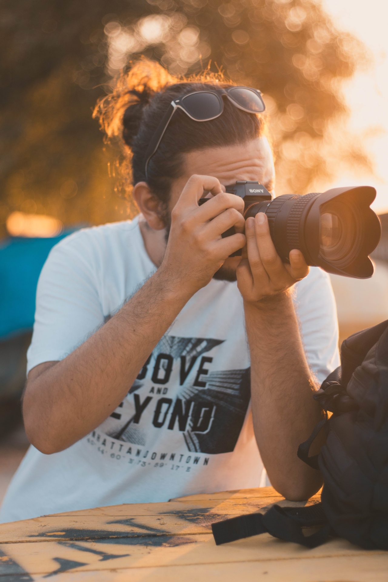 Мужчина фотограф. Человек с фотоаппаратом. Парень с фотоаппаратом. Фотограф с фотоаппаратом. Мужчина с фотокамерой.